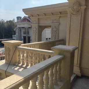 平凉 黄金麻别墅外墙干挂雕花配合阳台栏杆花瓶柱