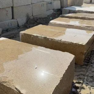 平凉 黄金麻方料堆场洗料分选中，原材料充足