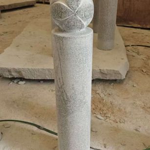 平凉 芝麻白花岗岩石材挡车石柱、停车柱、圆柱挡车柱、方柱挡车柱等