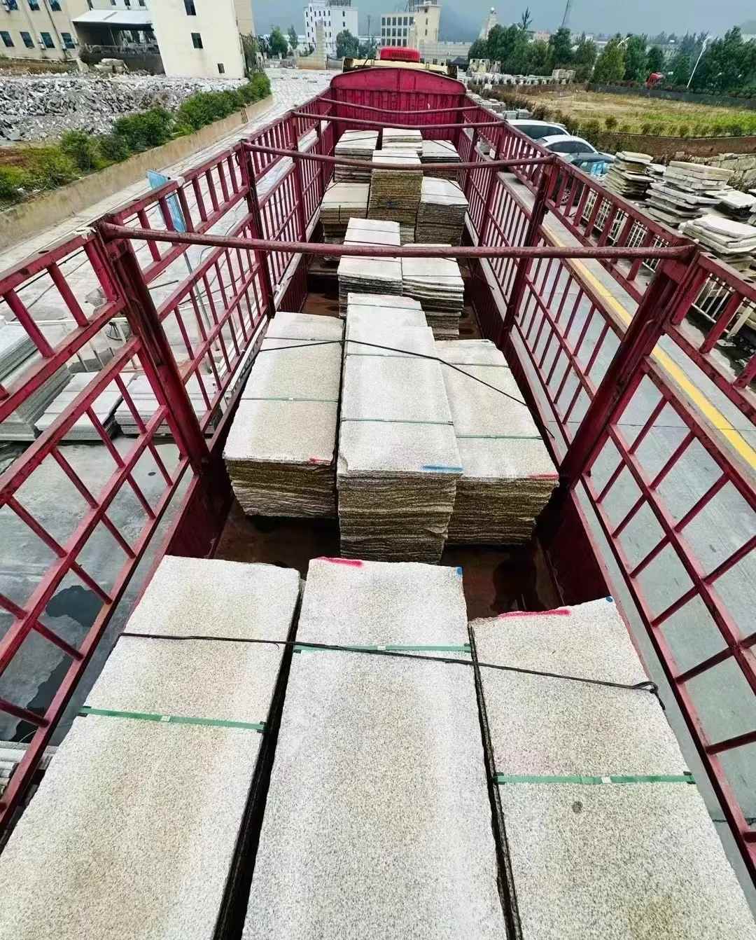 平凉 黄金麻花岗岩荔枝面，光面毛板装车完成