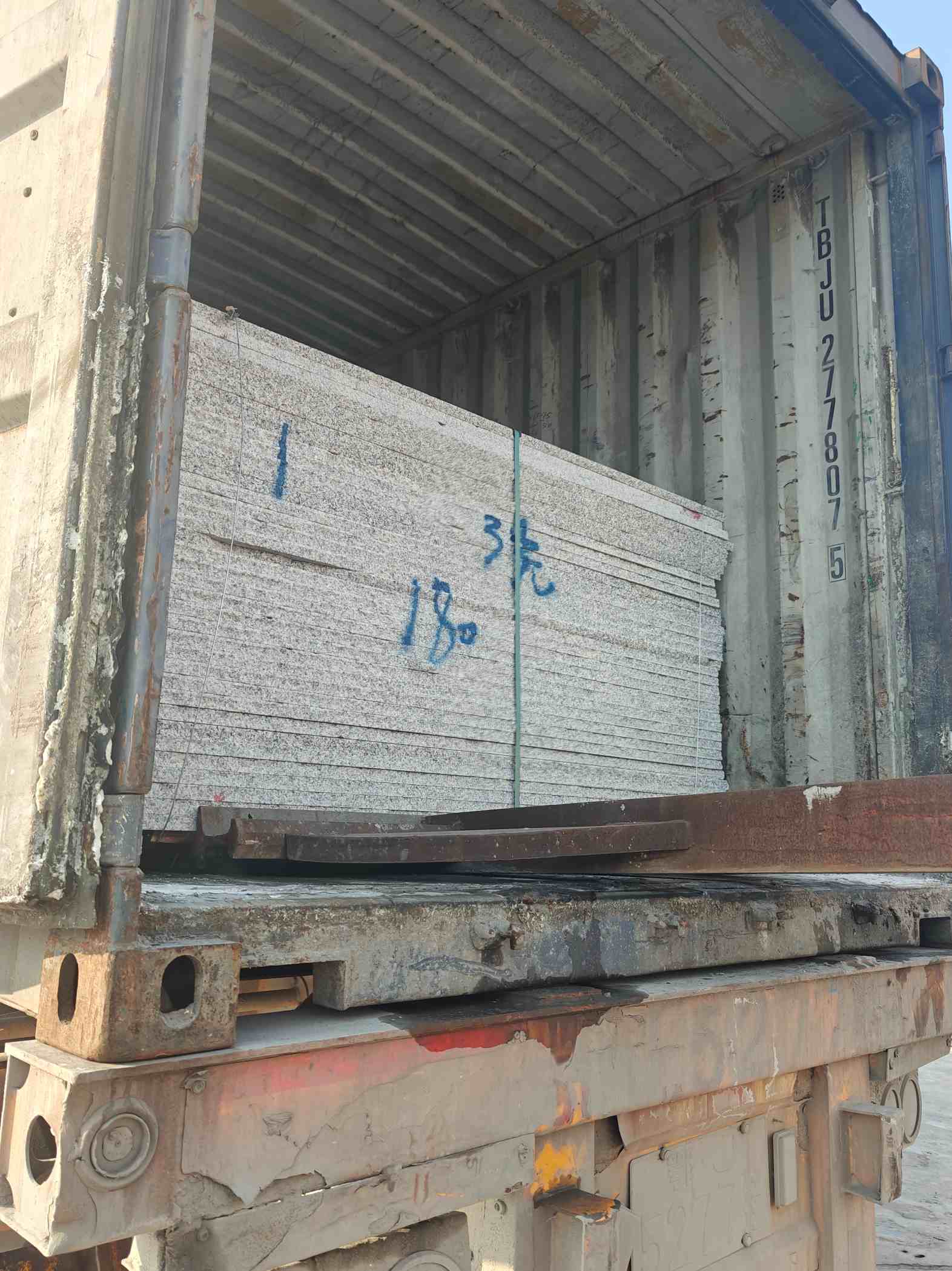 平凉 芝麻白花岗岩石材3.0公分光面毛板装柜出货