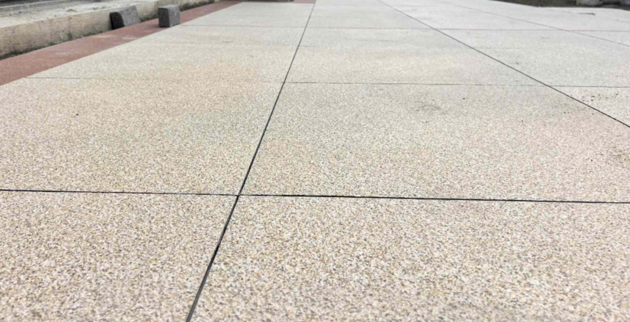 平凉 黄金麻花岗岩石板材荔枝面地面铺装效果