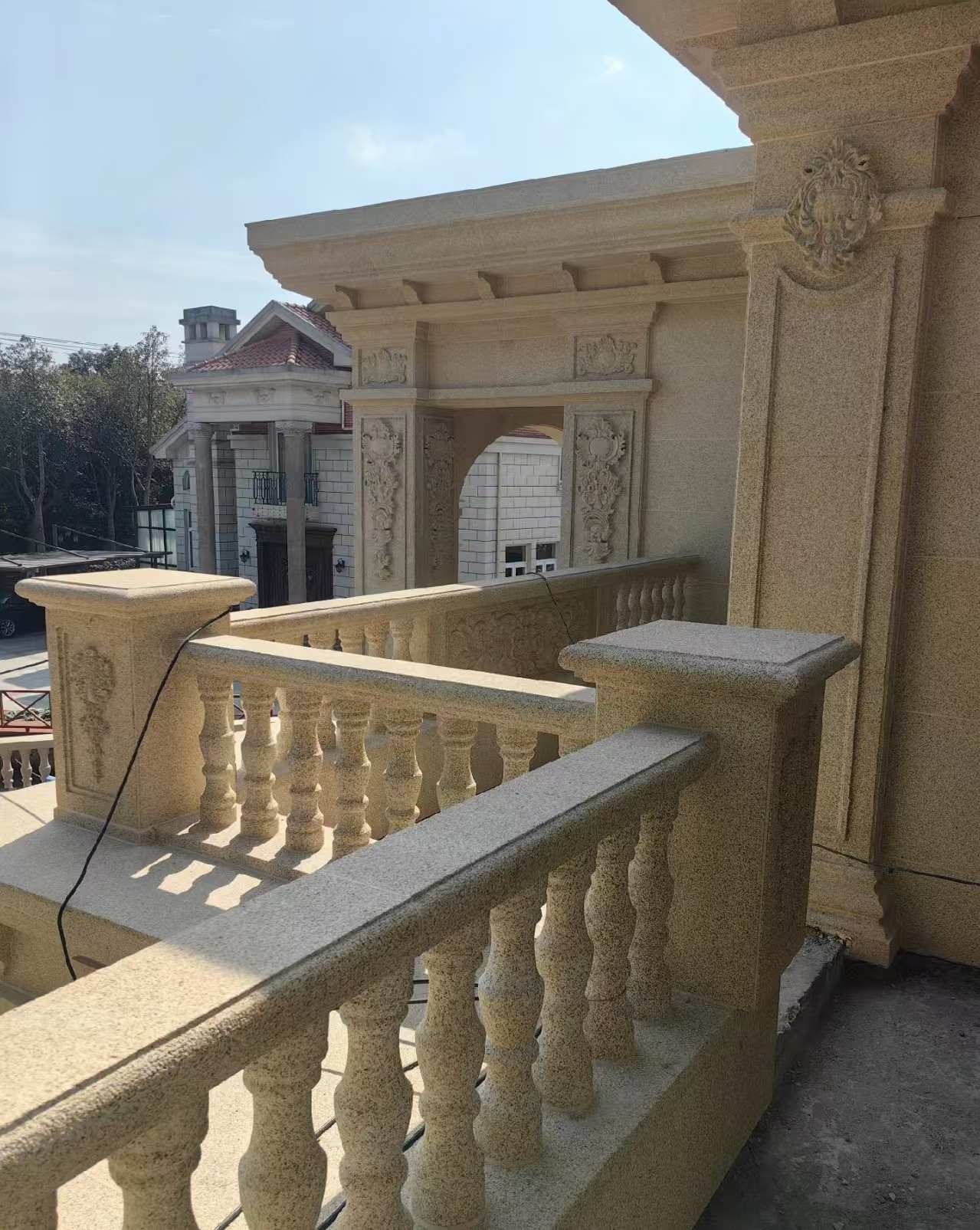 平凉 黄金麻别墅外墙干挂雕花配合阳台栏杆花瓶柱