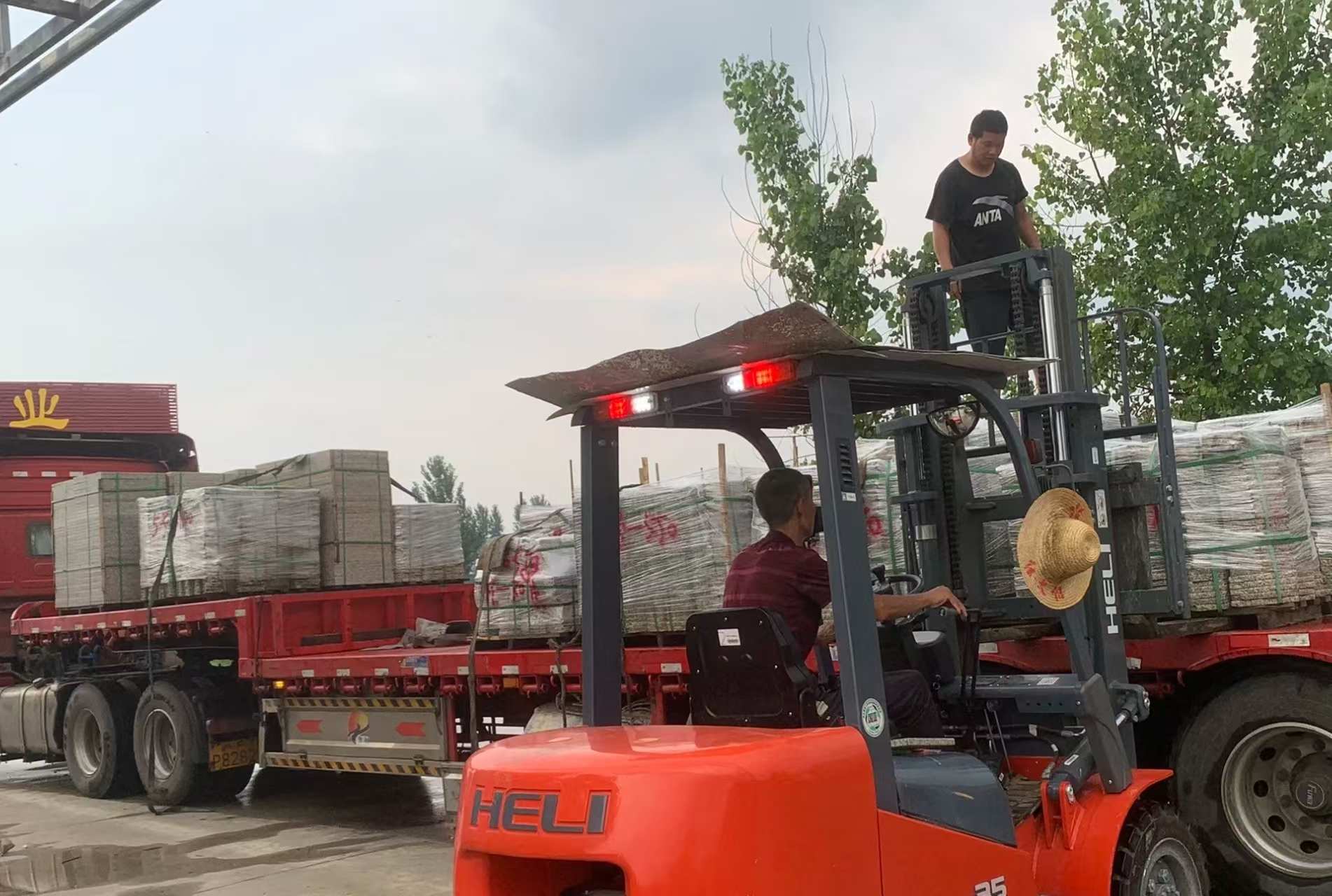 平凉 黄金麻冰裂纹，地铺石装车