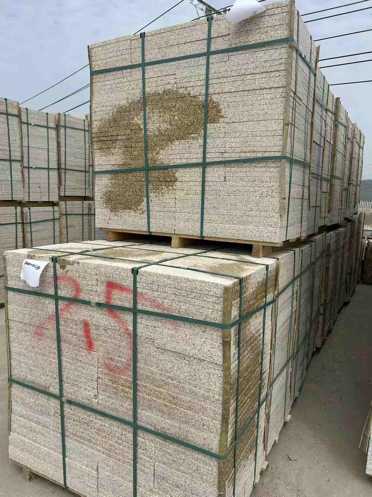 平凉 黄金麻花岗岩石材荔枝面地铺石2.5*300*600