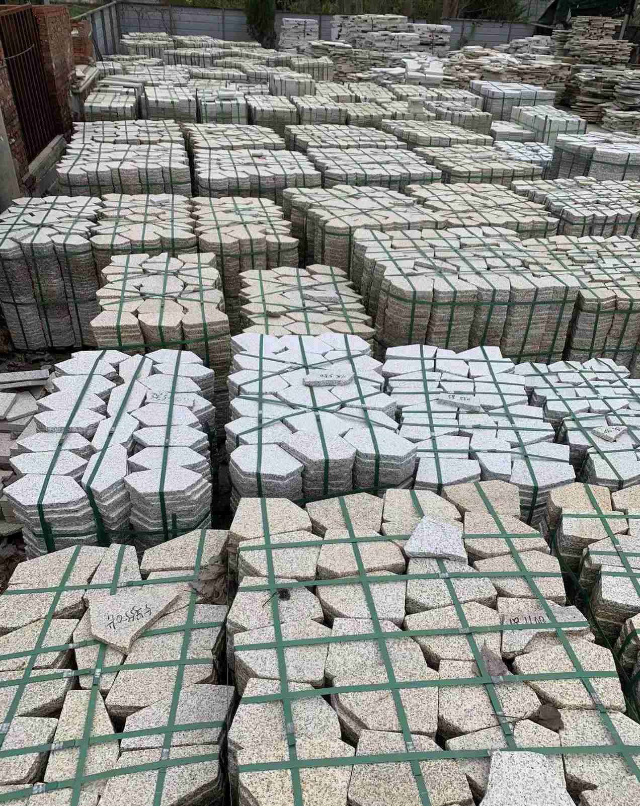 平凉 黄金麻白麻花岗岩荔枝面地铺石(冰裂纹)