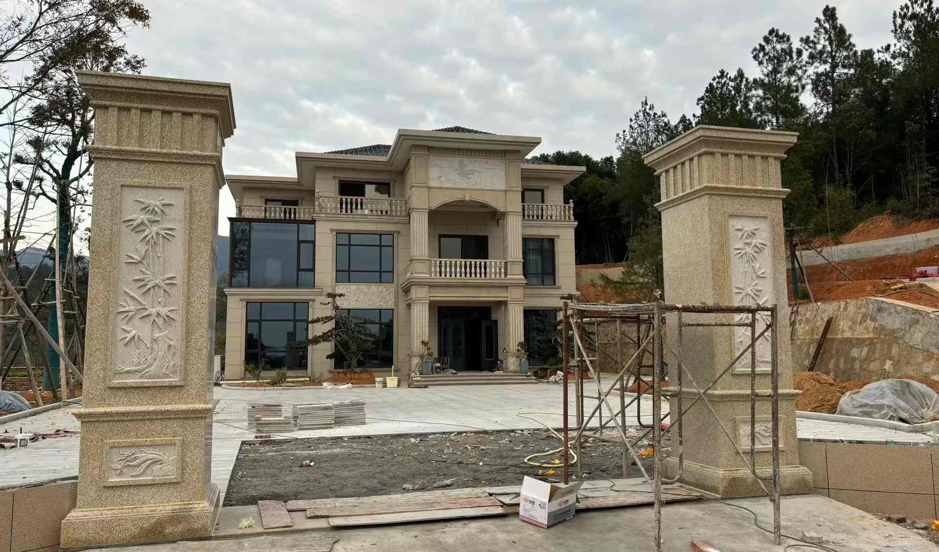 平凉 黄金麻花岗岩别墅雕花外墙干挂配上门口雕花罗马柱