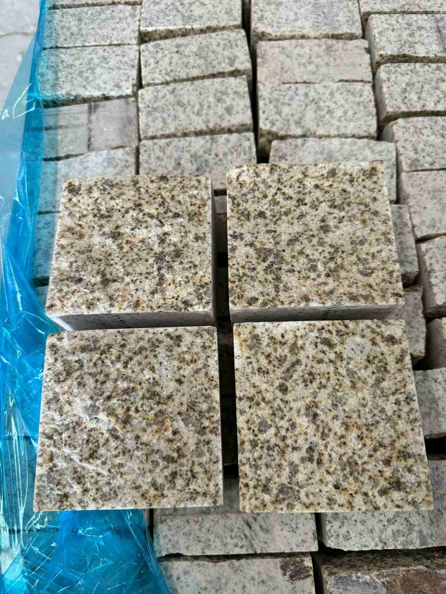 平凉 黄金麻花岗岩自然面小方块，弹石，马蹄石等