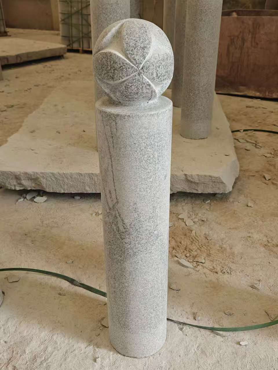 平凉 芝麻白花岗岩石材挡车石柱、停车柱、圆柱挡车柱、方柱挡车柱等