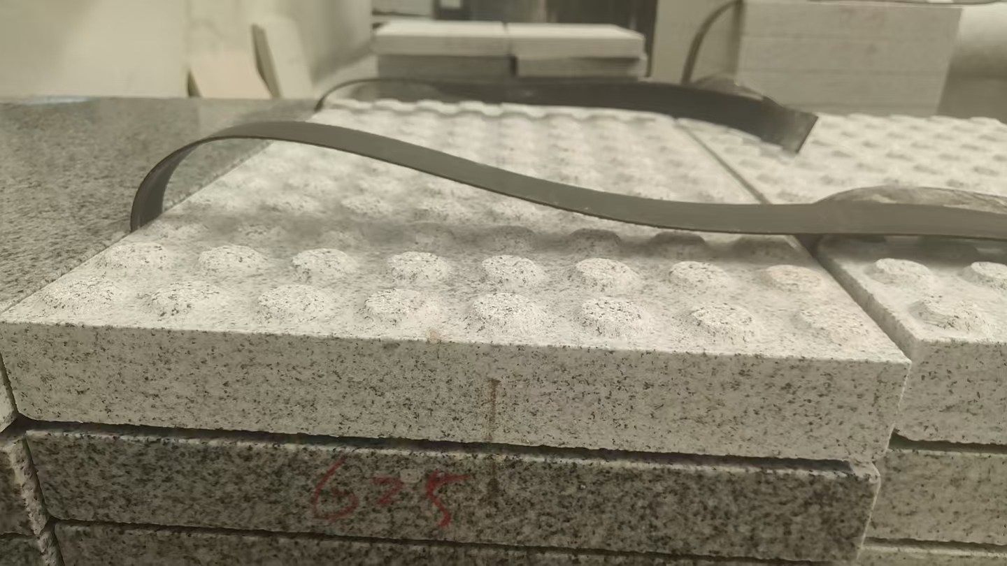 平凉 芝麻白花岗岩6.0公分荔枝面五轴加工雕刻盲点