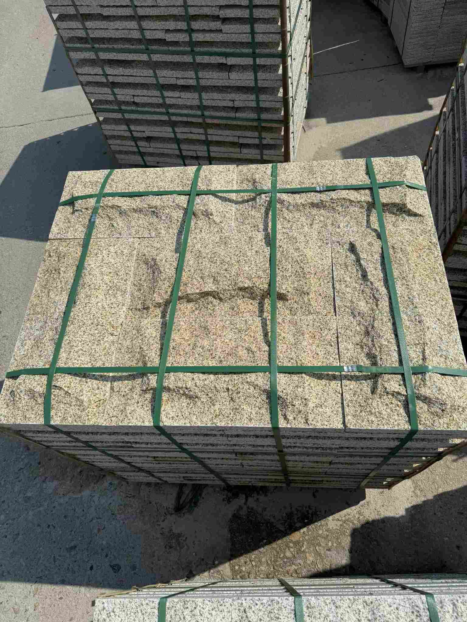 平凉 黄金麻花岗岩石材自然面蘑菇石成品