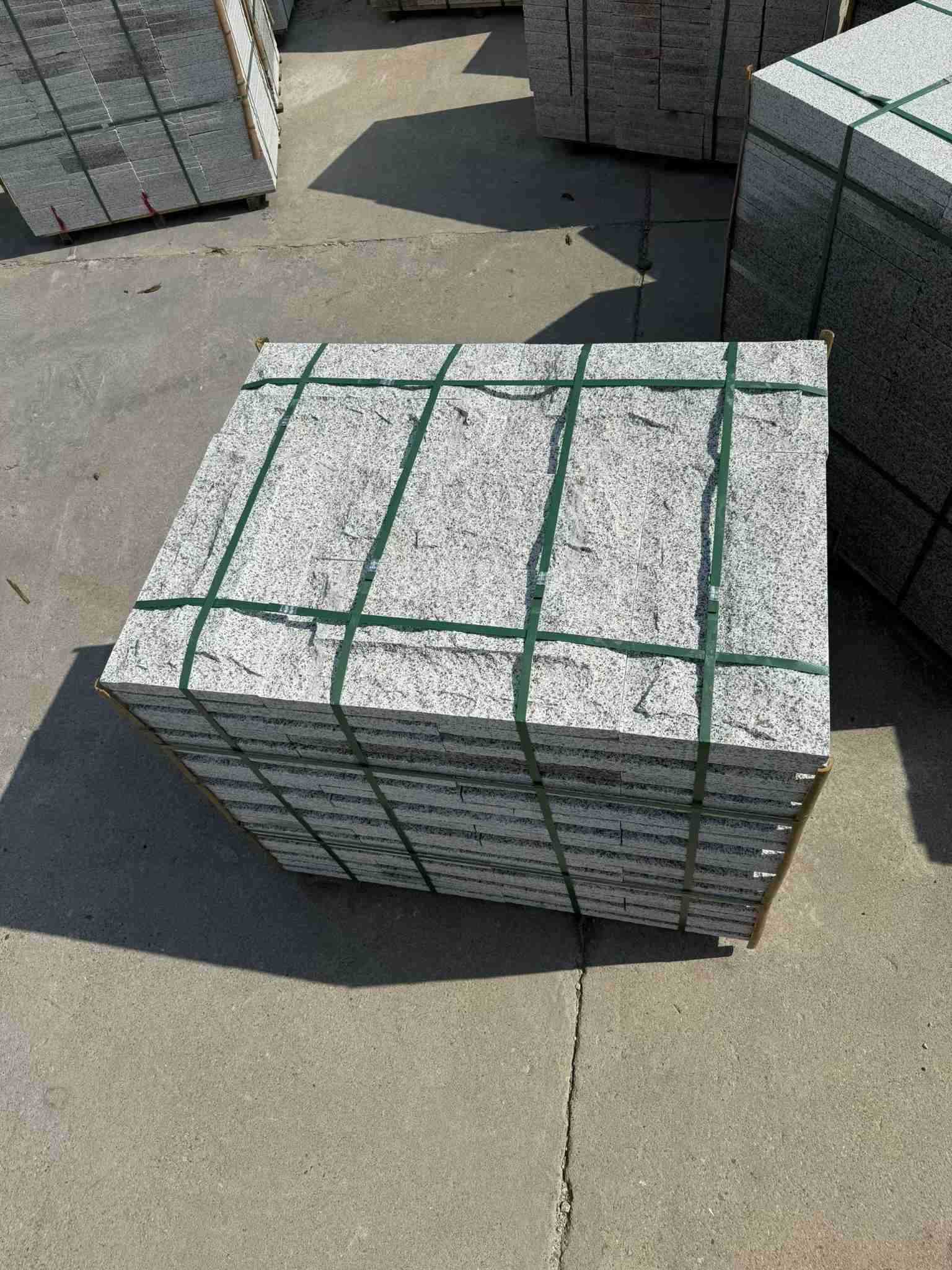 平凉 白麻花岗岩石材自然面蘑菇石成品