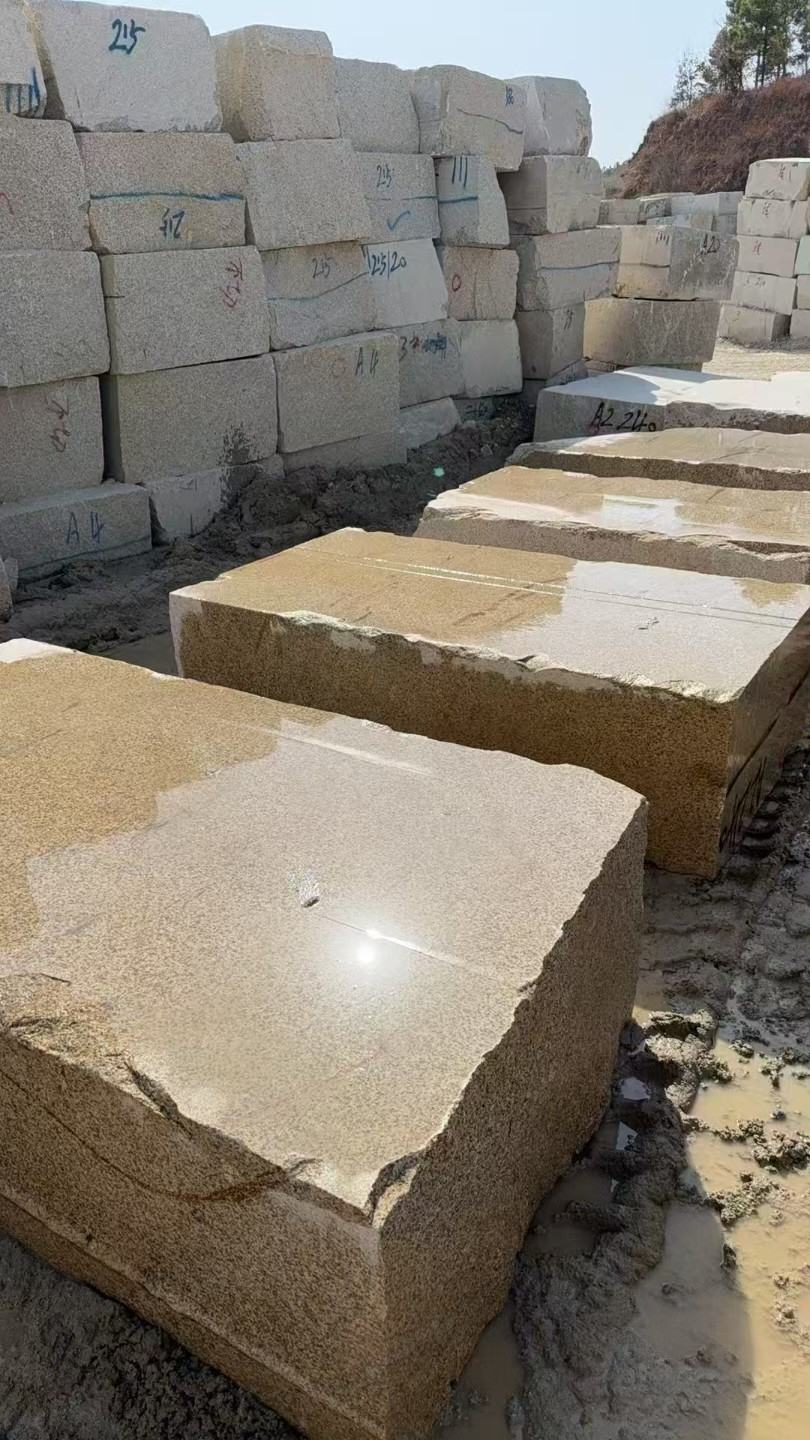 平凉 黄金麻方料堆场洗料分选中，原材料充足