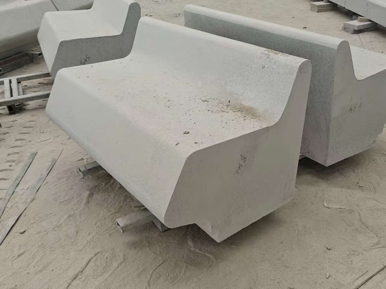 平凉 芝麻白花岗岩异形坐凳，石凳