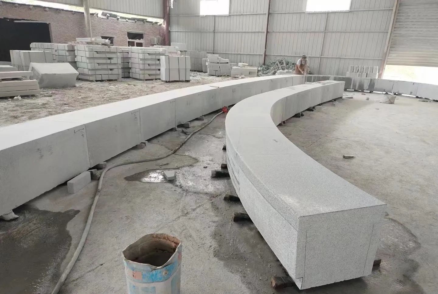 平凉芝麻白花岗岩石板材 园林光面弧形坐凳