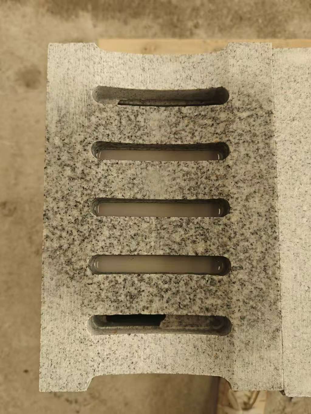 平凉 芝麻白拉丝面花岗岩U型开槽排水槽