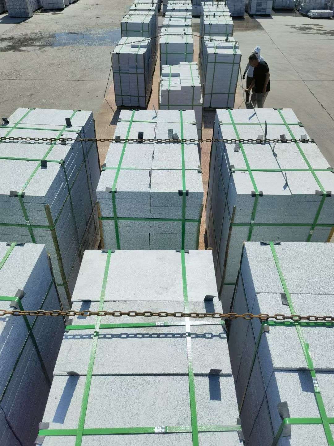 平凉 芝麻白花岗岩5公分地铺石 花岗岩厂家工厂装车日常